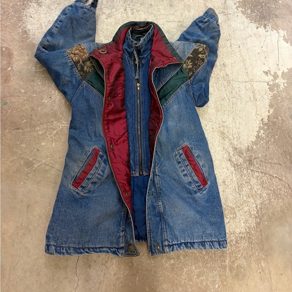 Vintage 80s  insulated Denim Jacket with Red Accents chevron embroidered‎